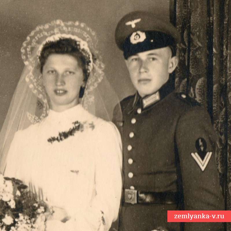 Wedding photo Ober-corporal-Communicator of the Wehrmacht with his wife and children