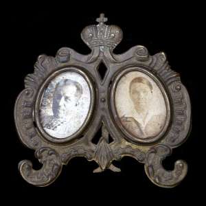 Frame for two pairs of pre-revolutionary photos