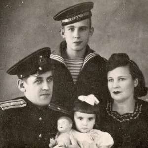 Photo of captain 3rd rank Navy with family members