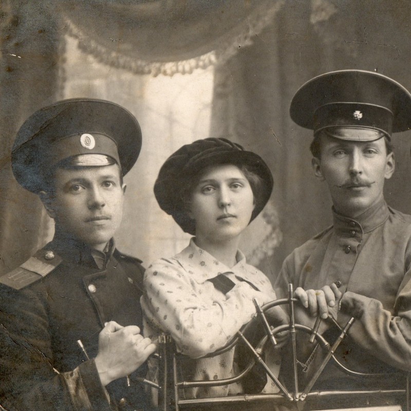 Photo senior clerk (?) 177 th infantry regiment Izborsk and artist with the ladies