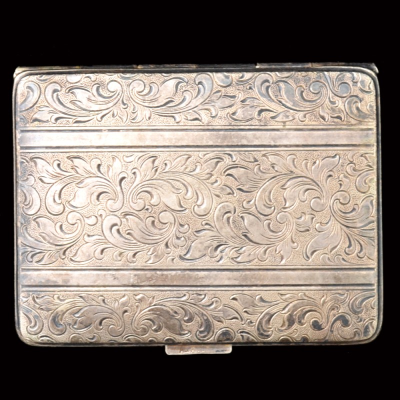 Cigarette case decorated with