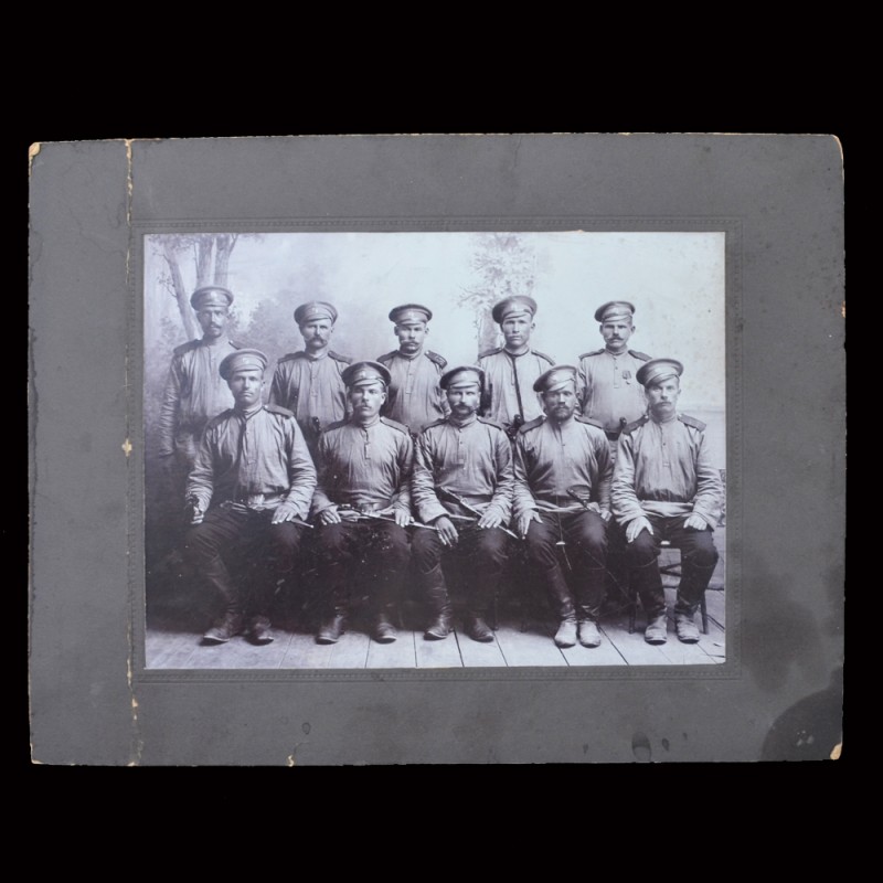 Photo gunners of the 2nd battalion of the 51st artbrigady with daggers of mountain batteries