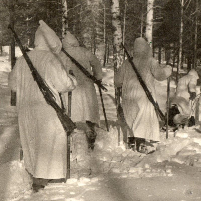Photo reconnaissance of the red army in white machalath