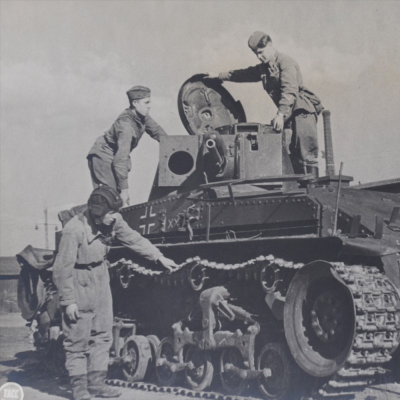 Photo of red army soldiers at the captured German tank Pz-35T