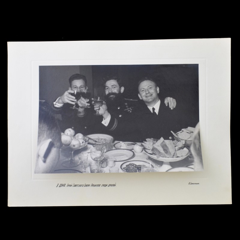 Photo of Hero of the Soviet Union submariner M. Greshilov with friends, Yalta