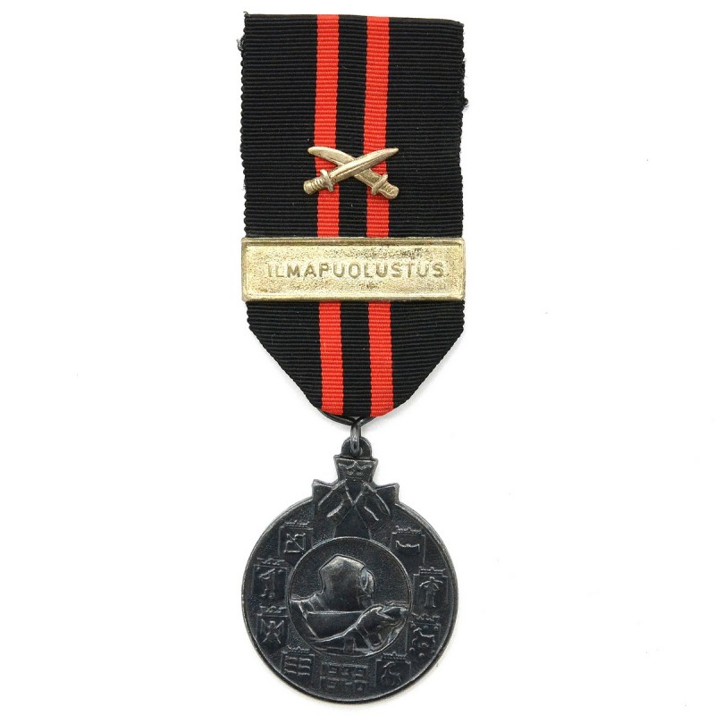 Medal Finnish war of 1939-1940, with strap "Ilmapoulustus" and swords.