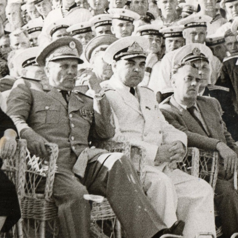 Photo Tito surrounded by Soviet officers and sailors