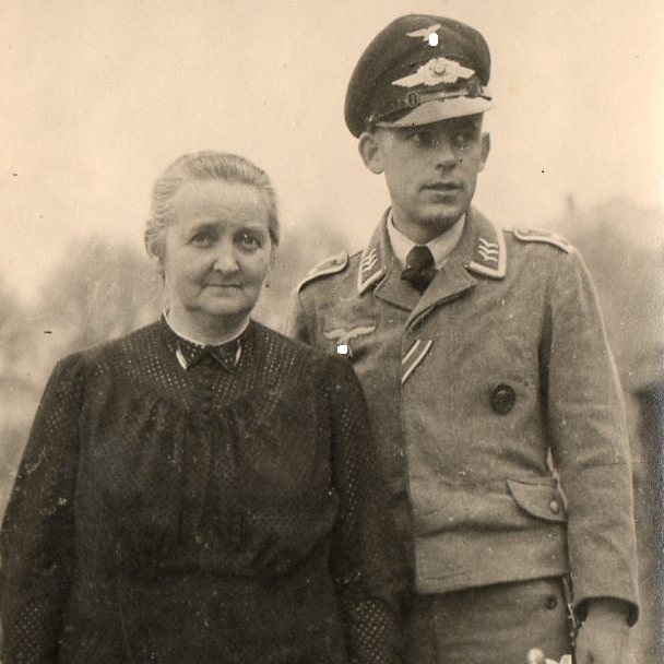 Photos of Ober-corporal of the Luftwaffe with the sign for the wounded