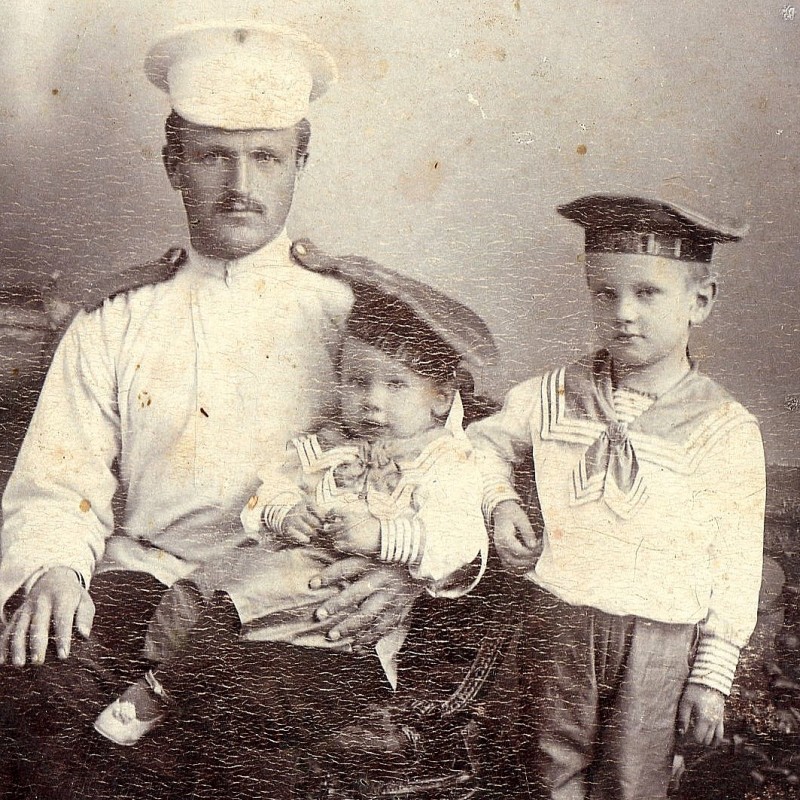 Photo staff clerk (?) sons, 1900s. 