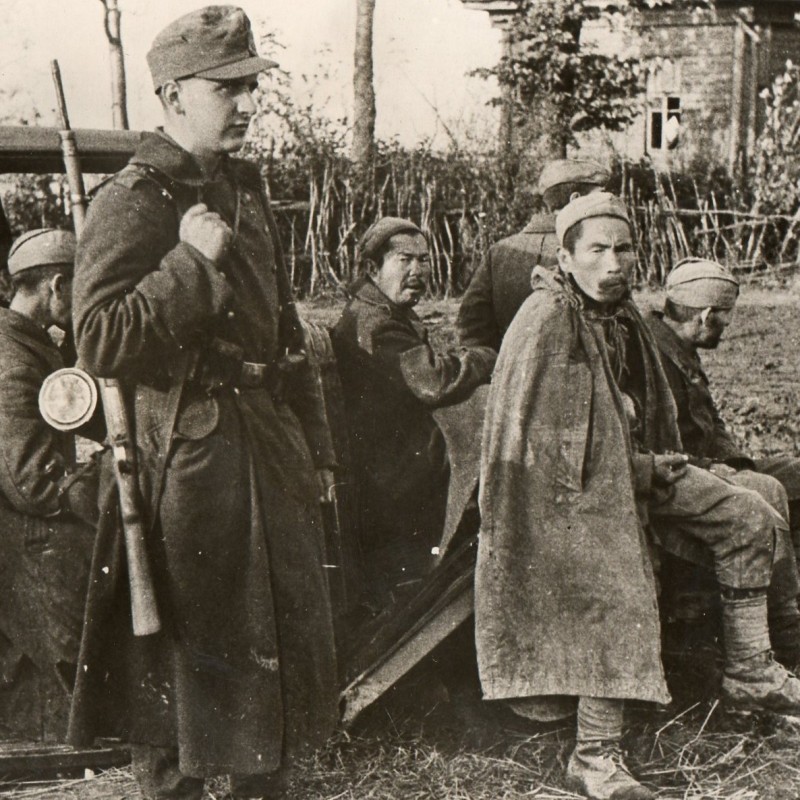 Press photo German sentry guarding the prisoners of war