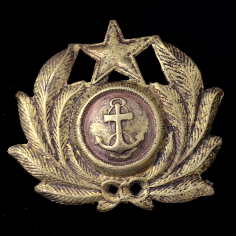A small badge on the peaked cap of an officer red Navy sample, 1922