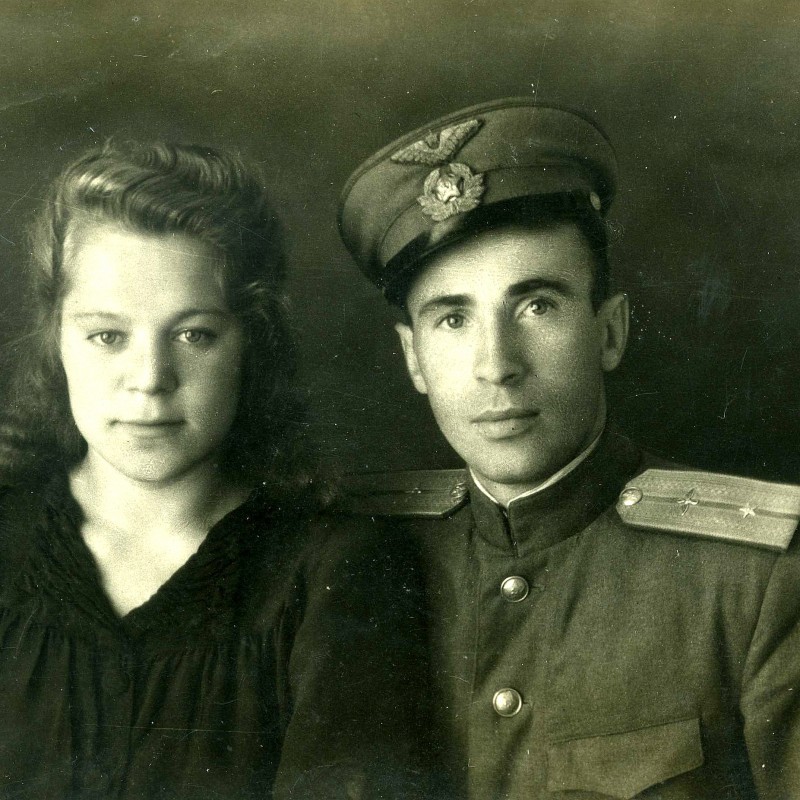 Photo Junior Lieutenant of the air force AA with wife