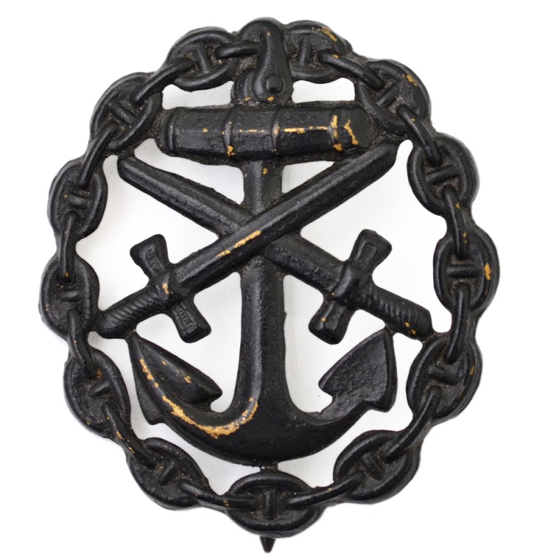 The badge "For injury" of the 1918 model for sailors is slotted, the degree is "in black"