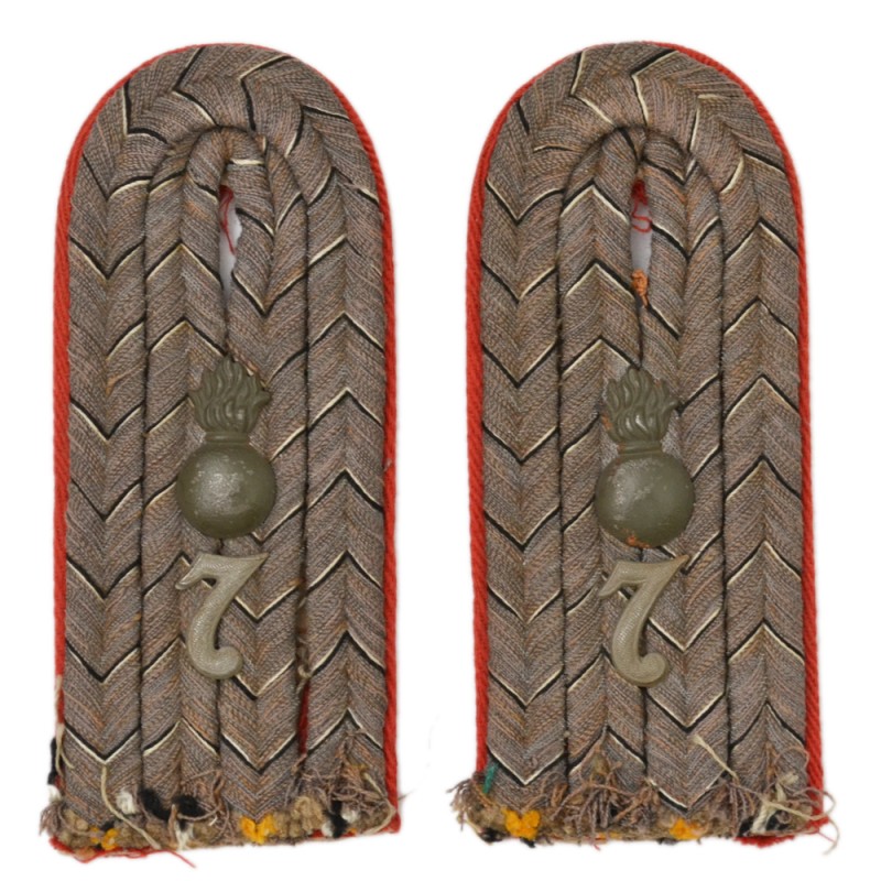 Epaulettes of the lieutenant of the field artillery regiment No. 7 model 1915, fieldgrau