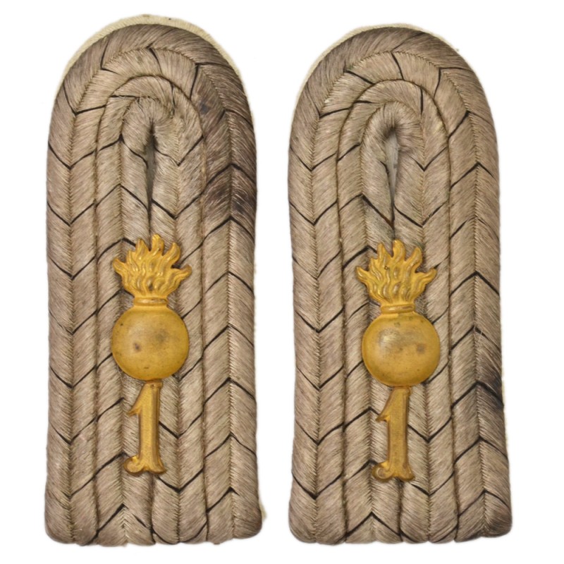 German shoulder straps of lieutenant of the field artillery regiment No. 1