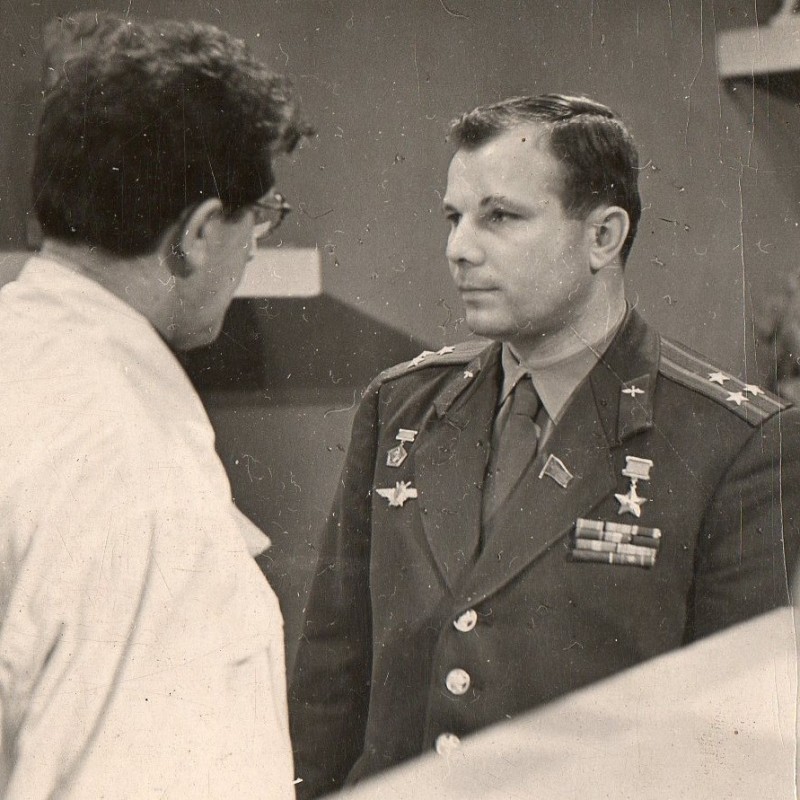 Photo of Yuri Gagarin and the sculptor L. Kerbel 