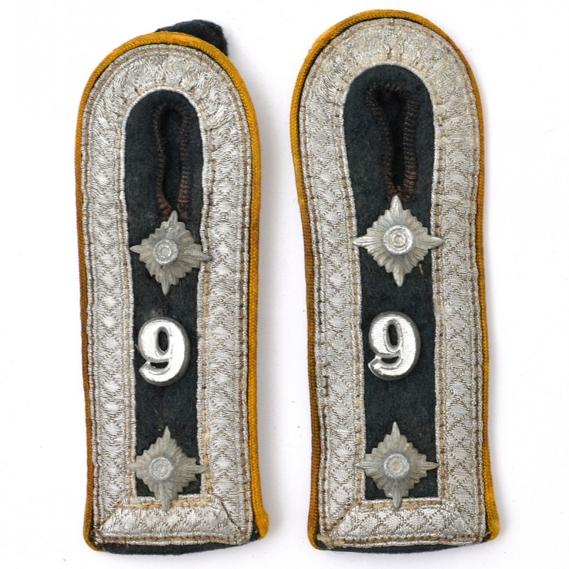 Shoulder straps of the ober-feldwebel of the 9th reconnaissance battalion or cavalry of the Wehrmacht
