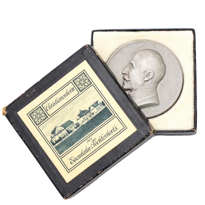 The unbearable medal to the employees of the shelters of the Imperial Railways, in a case