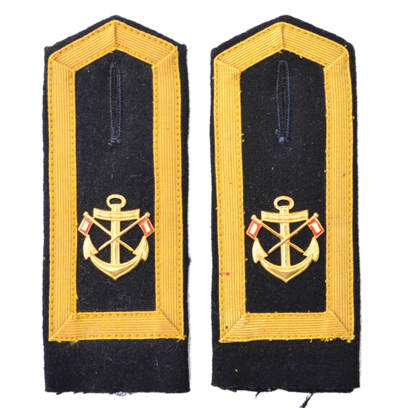 Shoulder straps on the pea jacket of the chief of the signal service of the Kriegsmarine