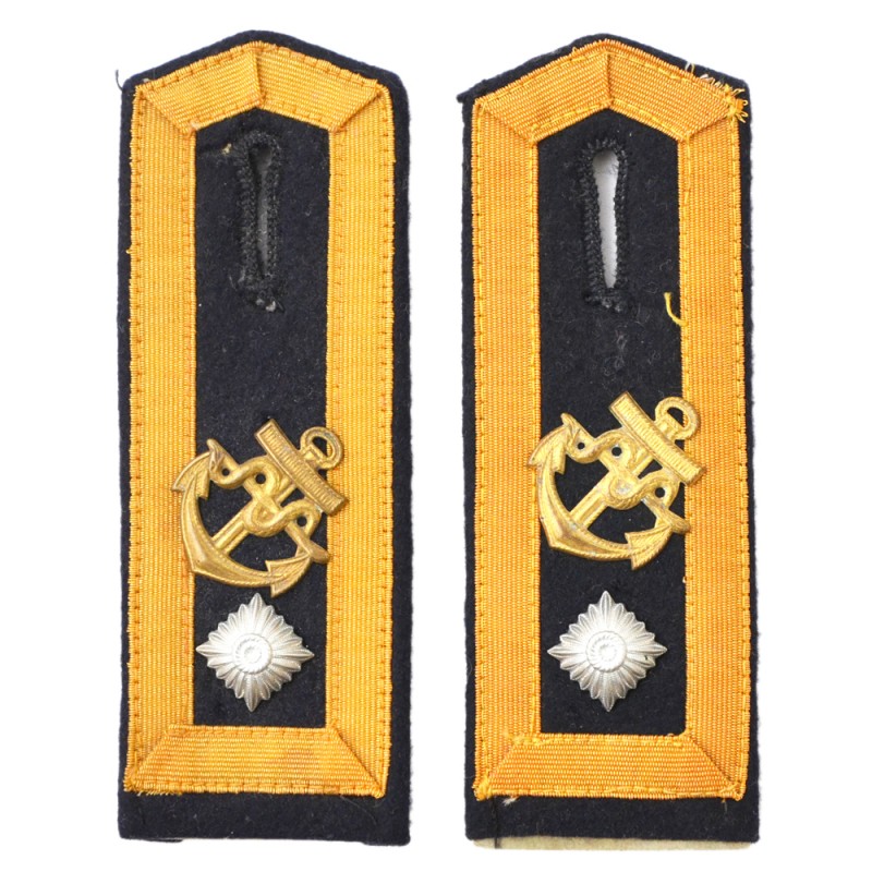 Shoulder straps of the senior non-commissioned officer of the Kriegsmarine Medical Service with the rank of boatswain