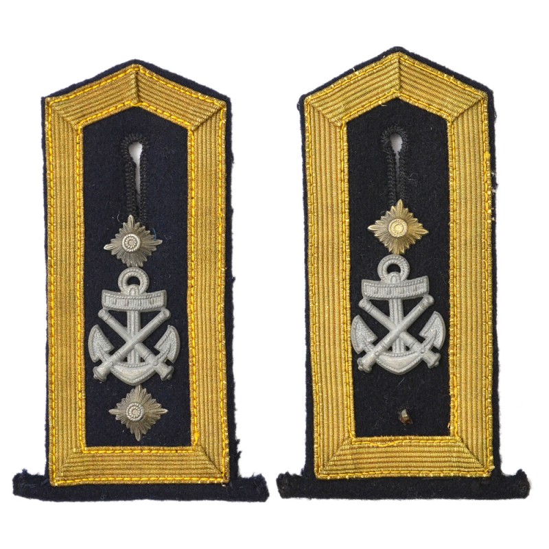 Shoulder straps of the senior non-commissioned officer of the Kriegsmarine Artillery with the rank of Chief Boatswain