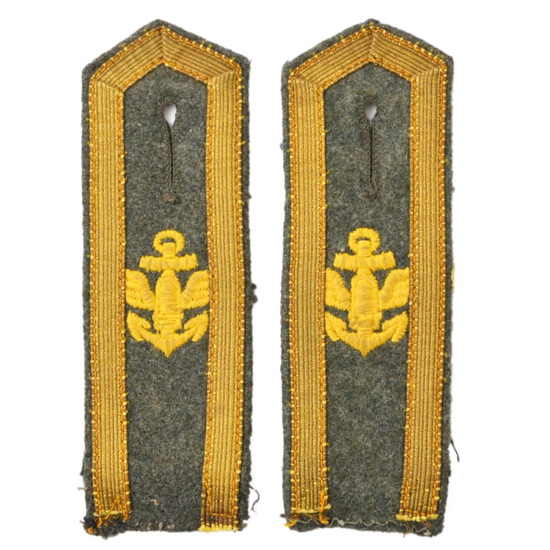 Shoulder straps of a non-commissioned officer of the Kriegsmarine Coastal Artillery