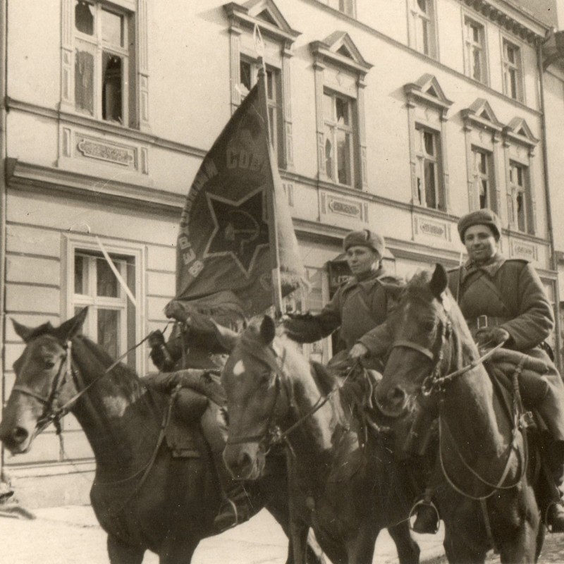 Photo of horse guards of General Oslyakovsky on Neustettin Street in 1945, TASS newsreel