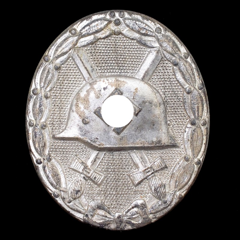 The sign "For injury" of the 1939 model in silver, with the signature of the owner, 107