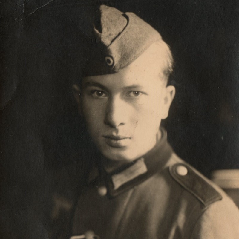 Photo of a Wehrmacht corporal with a badge for injury and close combat in silver