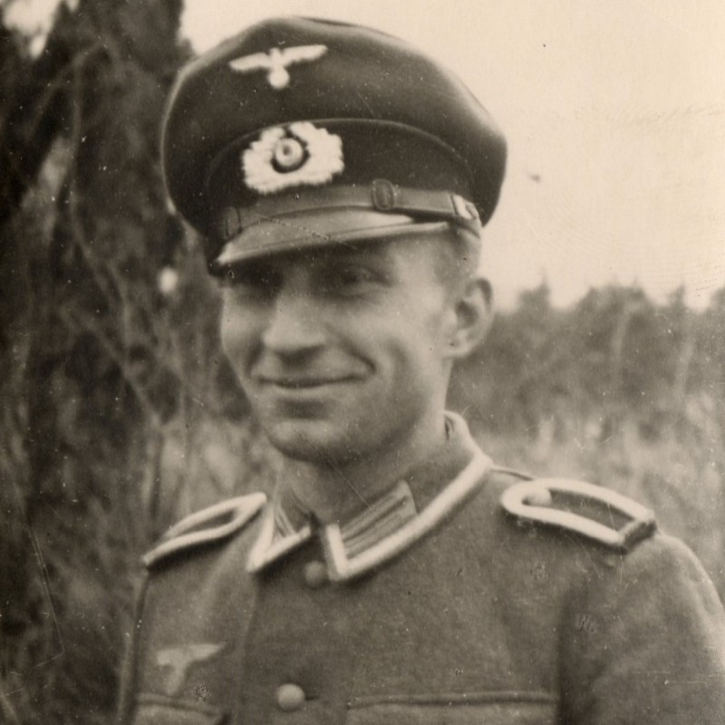 Photo of a non-commissioned officer of the Wehrmacht with the DRL sign
