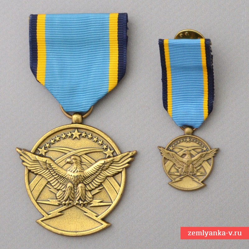The USA Medal "For Aerial Achievements" of the sample of 1988, complete with a miniature