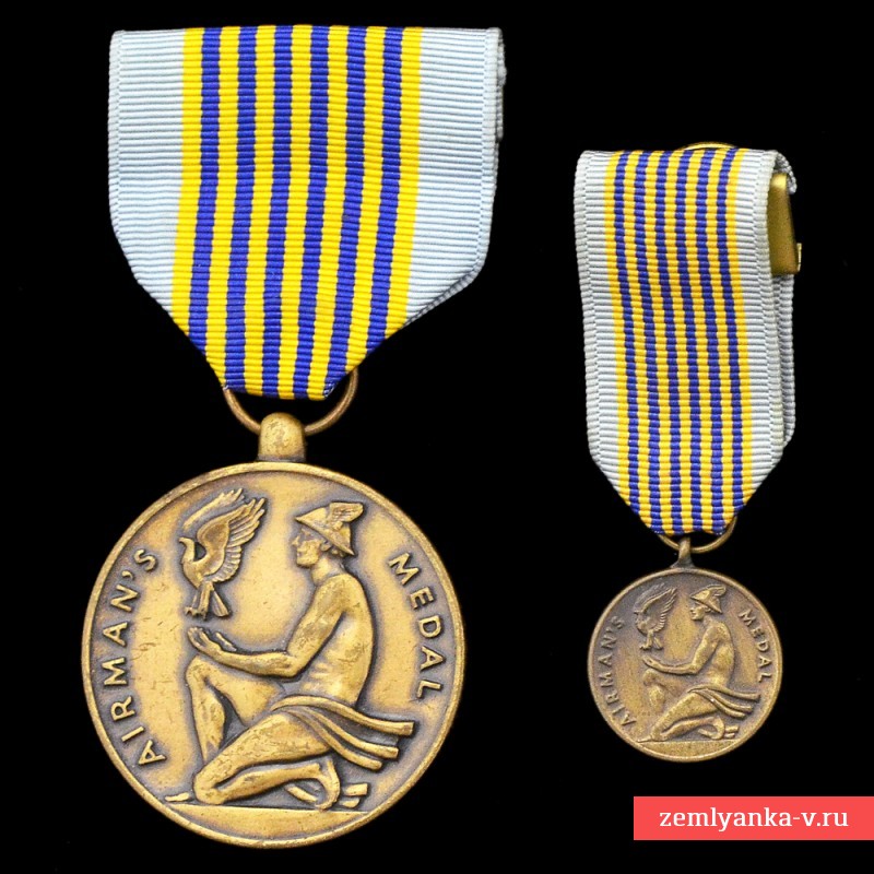 US Pilot's Medal of the 1960 model, complete with miniature