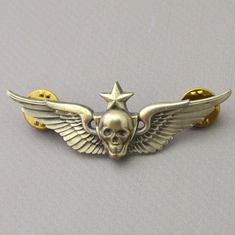 Unofficial badge of the senior pilot of the US assault aviation