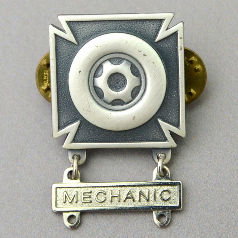 Qualification badge of a US Army driver with the qualification of "mechanic"