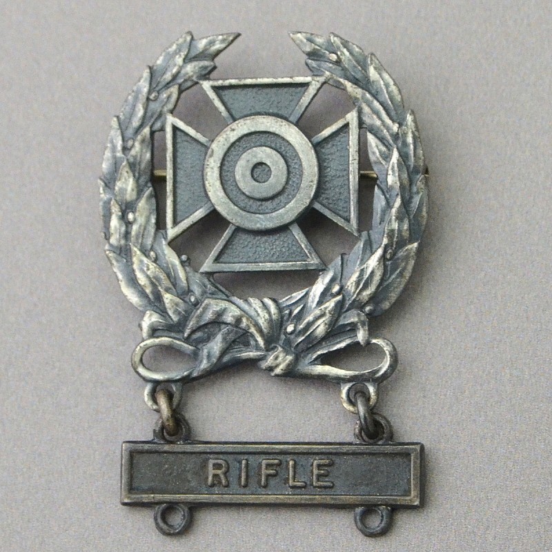 Qualification mark of an expert marksman with the qualification "rifle"