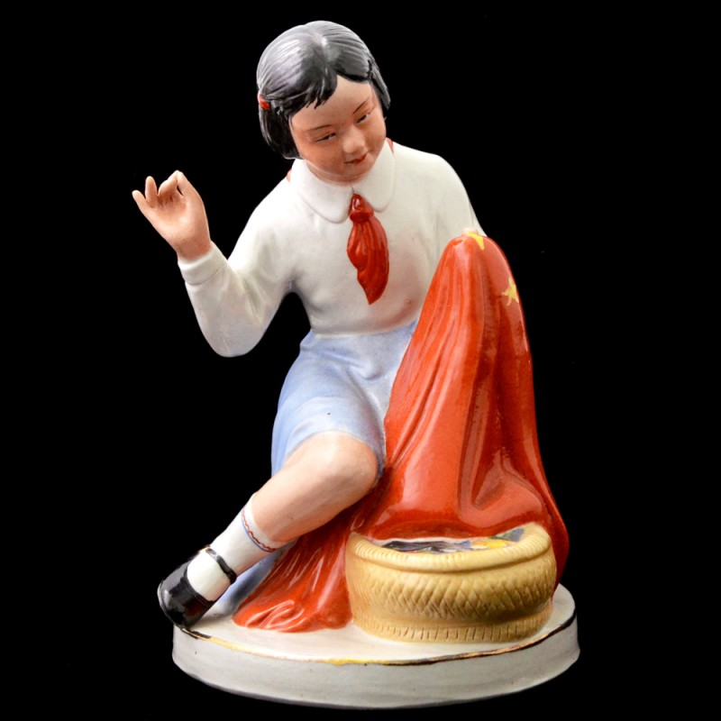 Figurine "Pioneer embroiders a banner", China