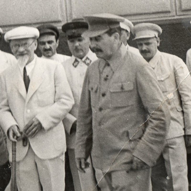 The rarest photo of N. Yezhov in the company of I. Stalin and others during a walk