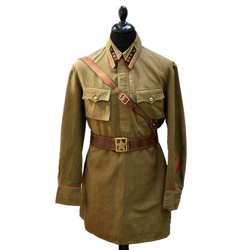 Tunic of a senior lieutenant of the Red Army artillery of the 1935 model