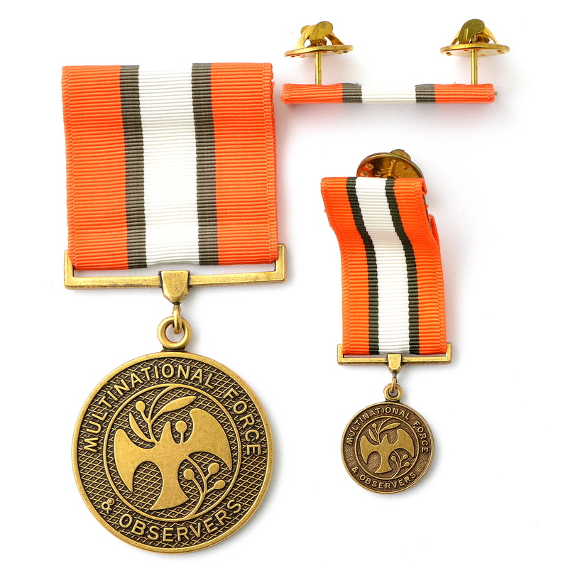 Medal of the observer of the Multinational Forces of the United States, with a bar and a miniature