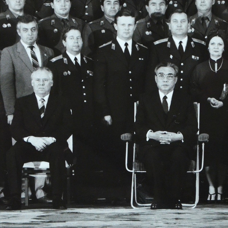 Large-format photo of the Alexandrov Ensemble with Kim Il Sung