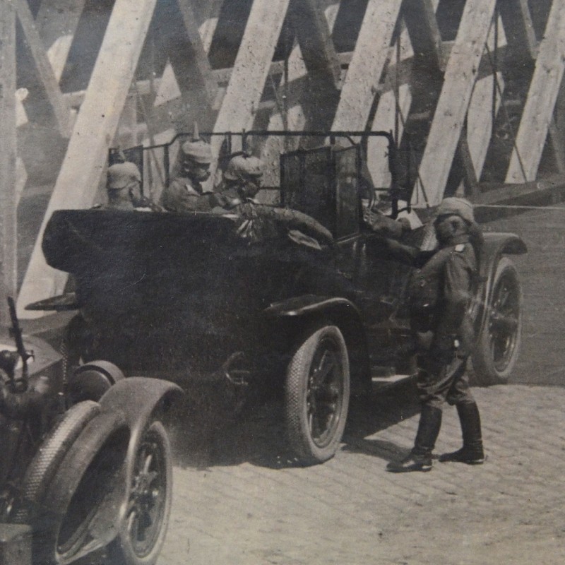 Large-format photo of the Hindenburg meeting on the bridge