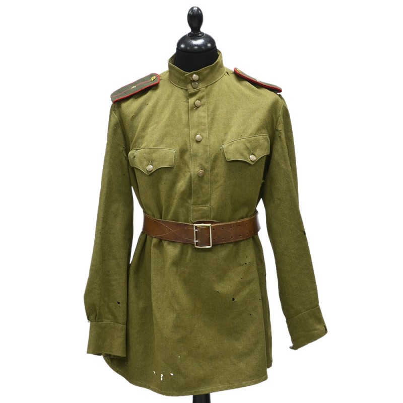 The tunic of a junior lieutenant of the ABTV or Red Army artillery of the 1943 model