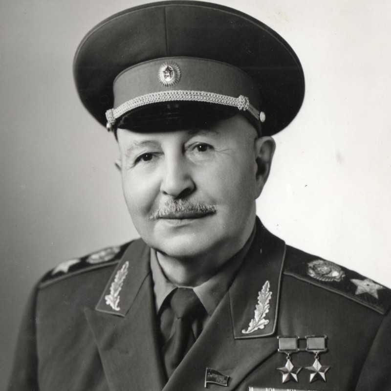 Portrait photo of Marshal of the Soviet Union I. Bagramyan with an autograph