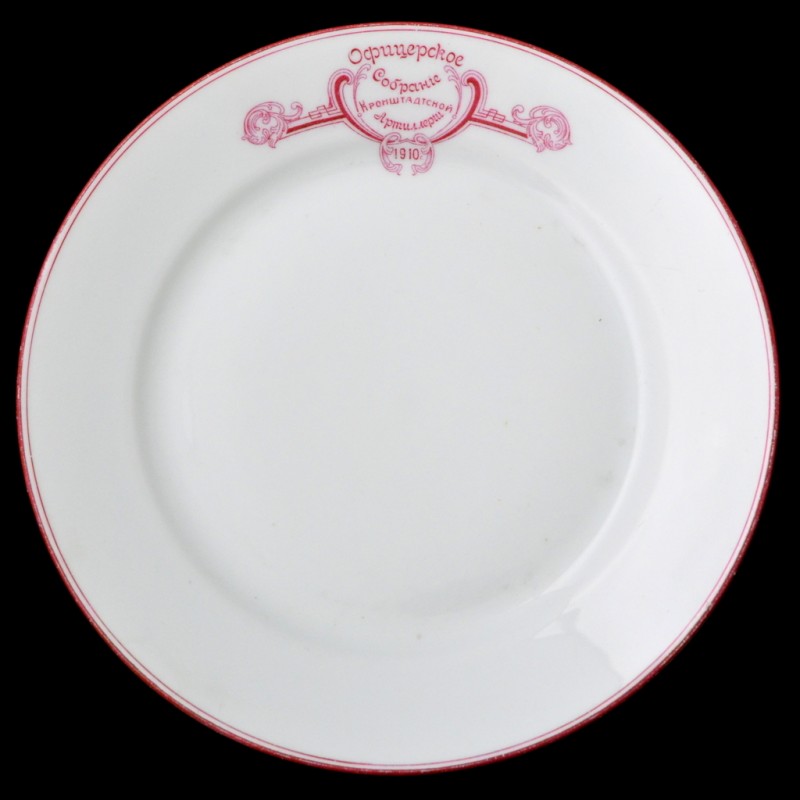 A dinner plate from the officers' collection of the Kronstadt Fortress Artillery, 1910