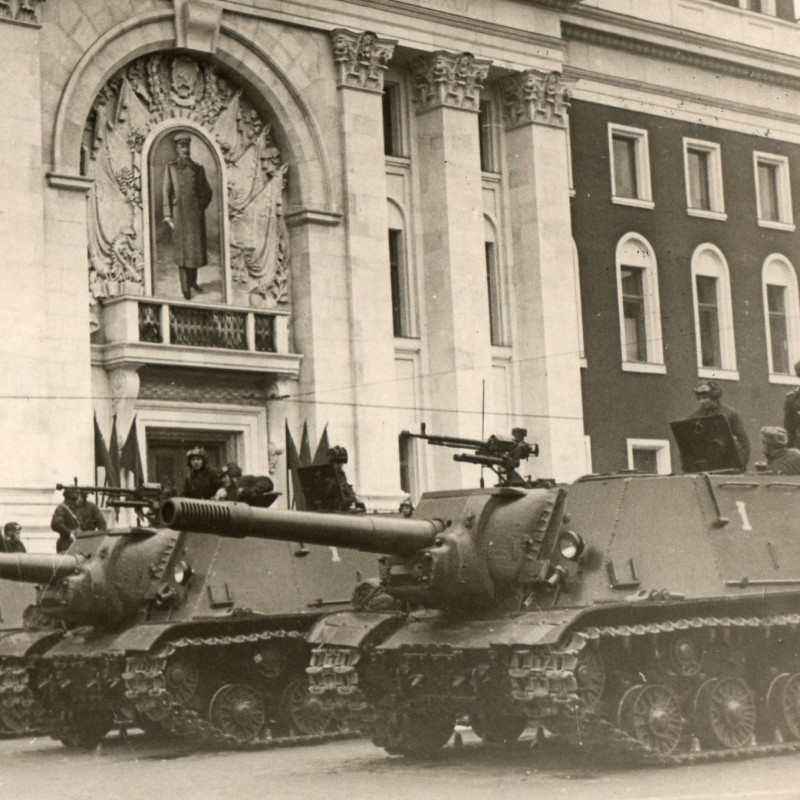 Photos of the construction of self-propelled guns before the Parade on November 7, 1945 in Moscow, TASS newsreel