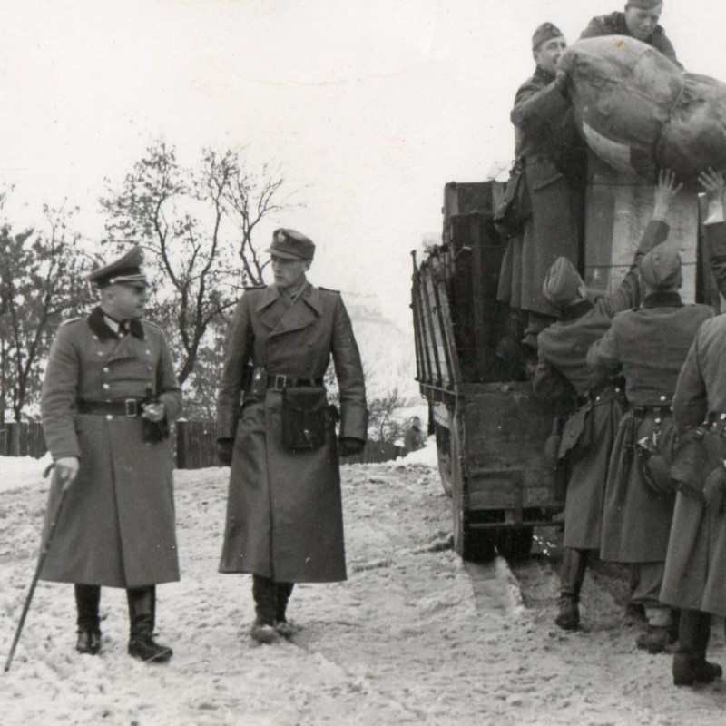 Photo of unloading the car by the lower ranks of the German police 