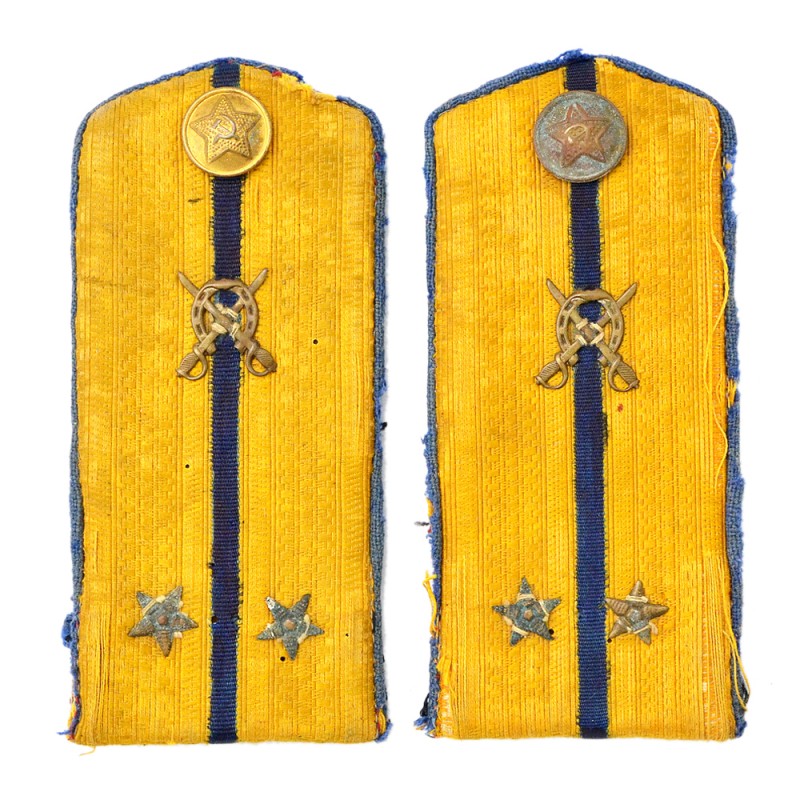 Everyday shoulder straps of a cavalry lieutenant of the 1943 model
