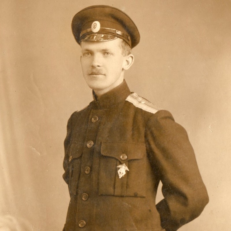 Photo of an ensign RIA in an English-style jacket, 1917.