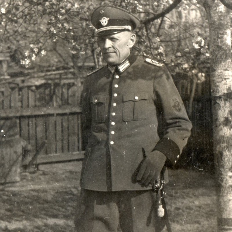 Photo of the sergeant of the German police with a sword of the 1936 model