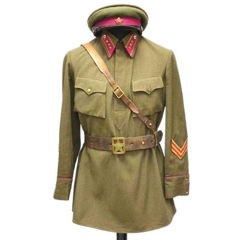 The tunic of a senior lieutenant of the Red Army infantry of the 1935 model